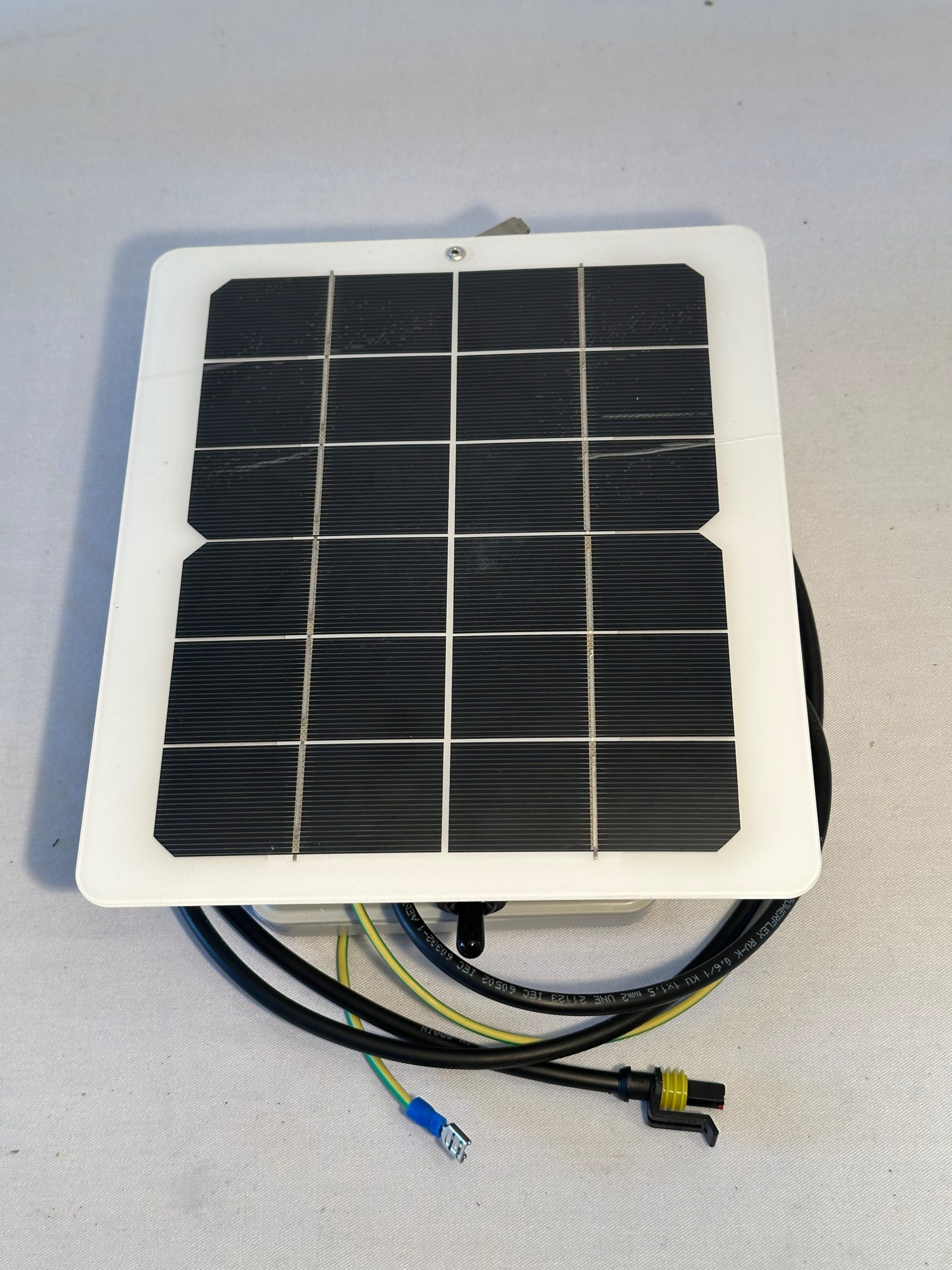 Electrónica con panel solar, 1.500 V.